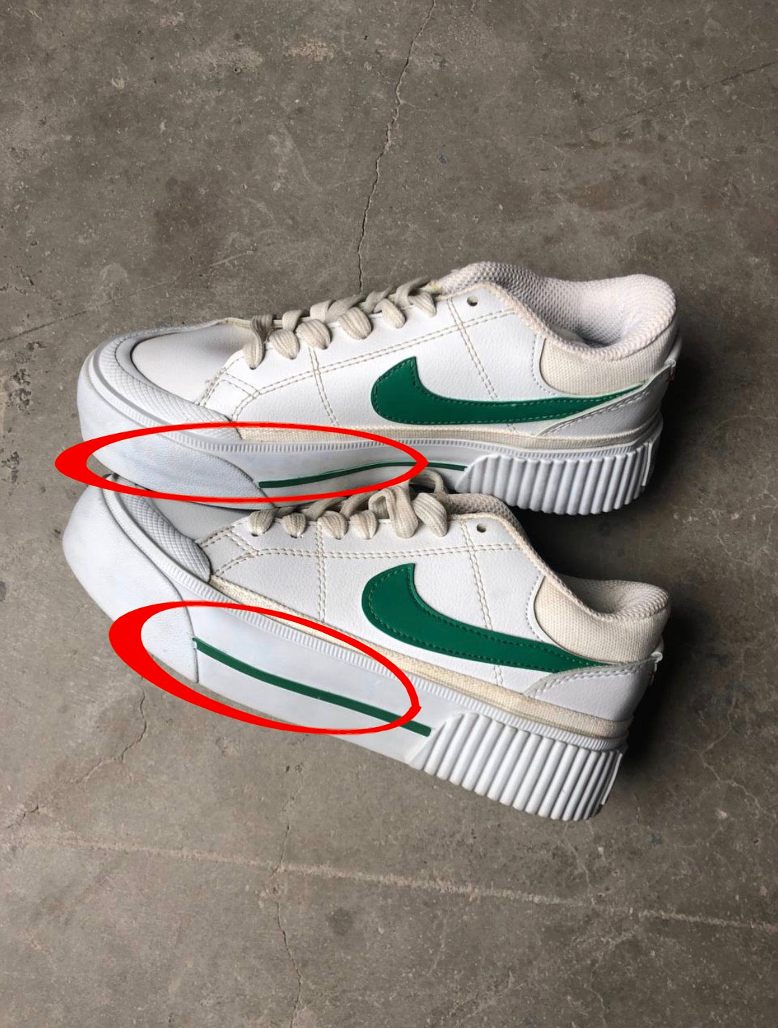 حذاء نايك ابيض معيوب , حبر ازرق اسفل الحذاء