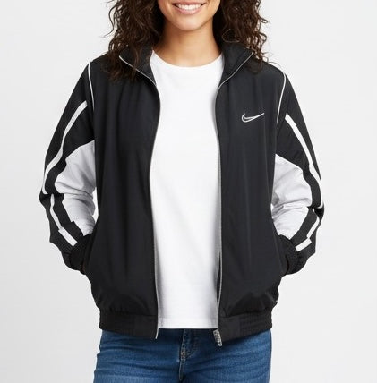 جاكيت رياضي نايك اسود وابيض مطري خفيف ✅