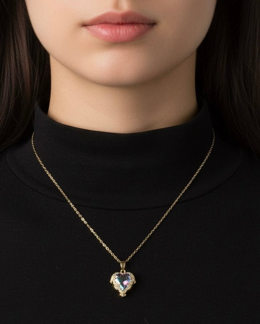 قلادة قلب مزغرف مع فص
