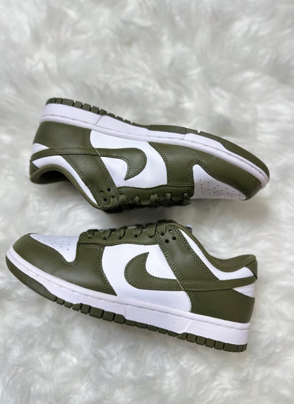 SB Nike حذاء نايك ناصي زيتوني وابيض ,قالب طبيعي