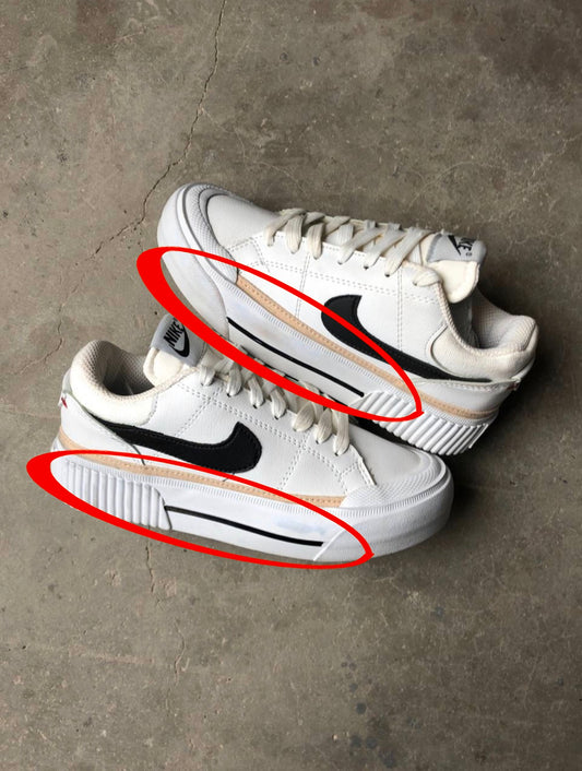 حذاء نايك ابيض بأسود معيوب , حبر ازرق اسفل الحذاء