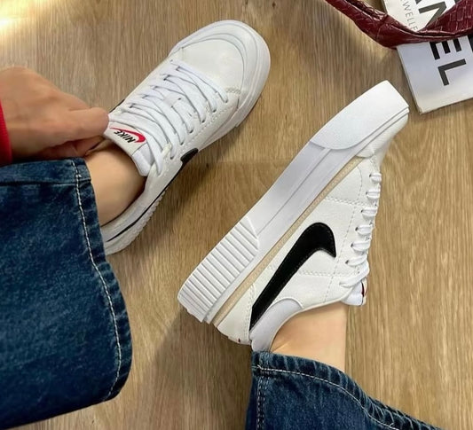 حذاء نايك ابيض واسود رياضي نسائي ,قالب صغير (القياسات بين 36>40)