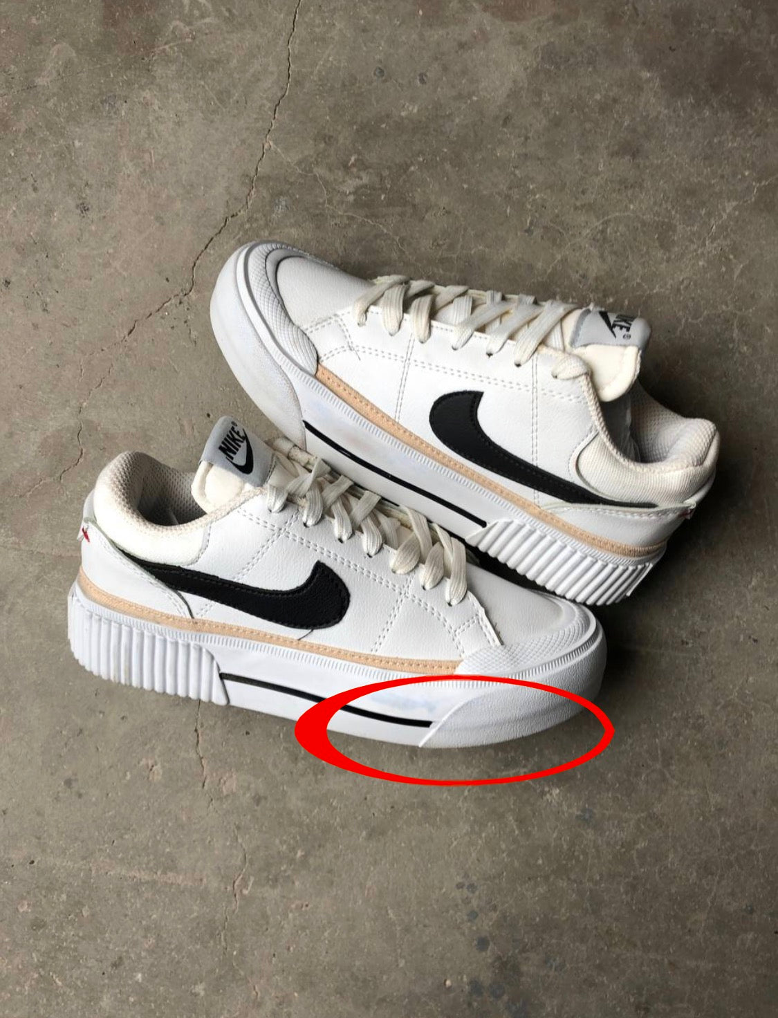 حذاء نايك ابيض معيوب , حبر ازرق اسفل الحذاء