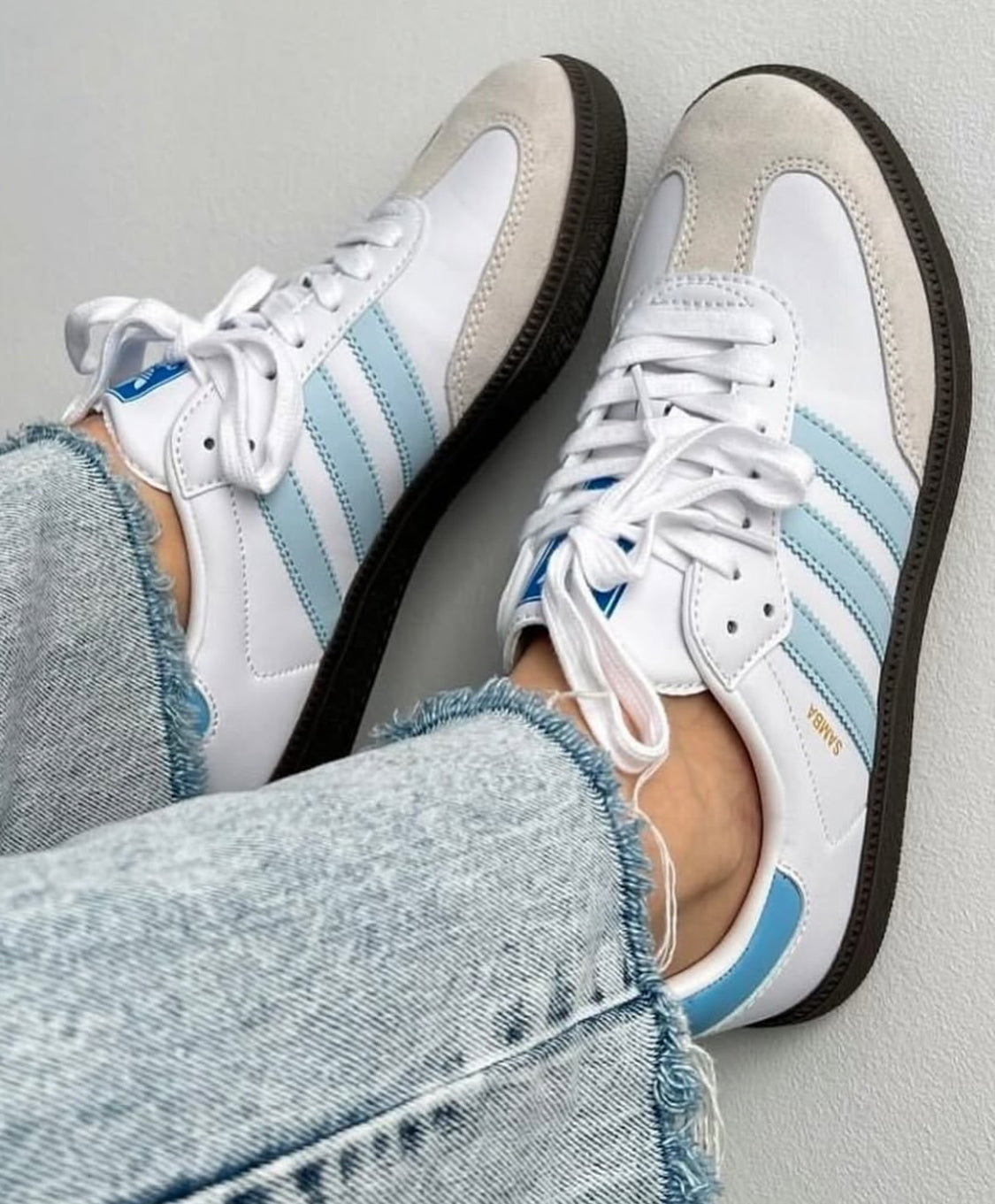 حذاء اديداس سامبا ابيض وسمائي , قالب طبيعي (القياسات بين 36>44)