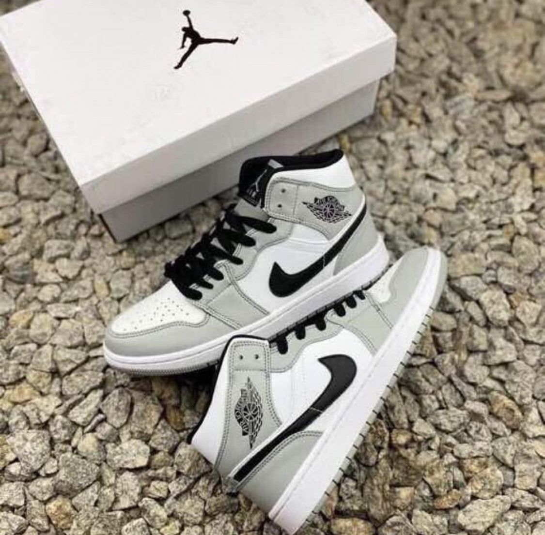 حذاء جوردن ابيض رصاصي واسود ,قالب طبيعي