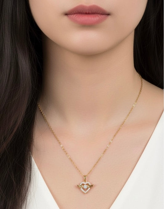 قلادة قلب بجناح