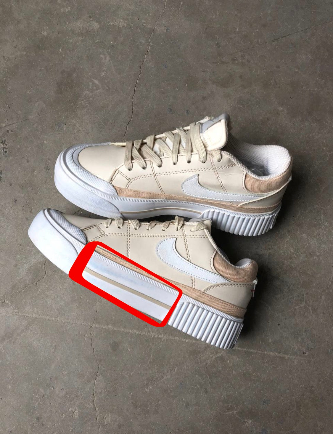 حذاء نايك ابيض معيوب, حبر ازرق اسفل الحذاء