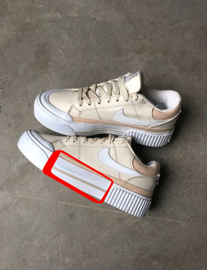 حذاء نايك ابيض معيوب, حبر ازرق اسفل الحذاء