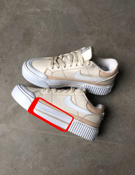 حذاء نايك ابيض معيوب, حبر ازرق اسفل الحذاء