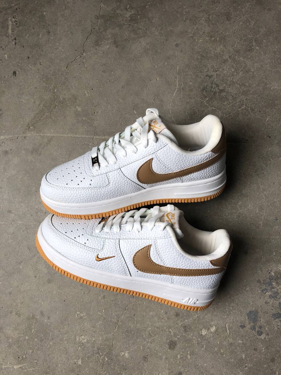 حذا نايك اير فورس جلد ابيض وبيجي قالب طبيعي