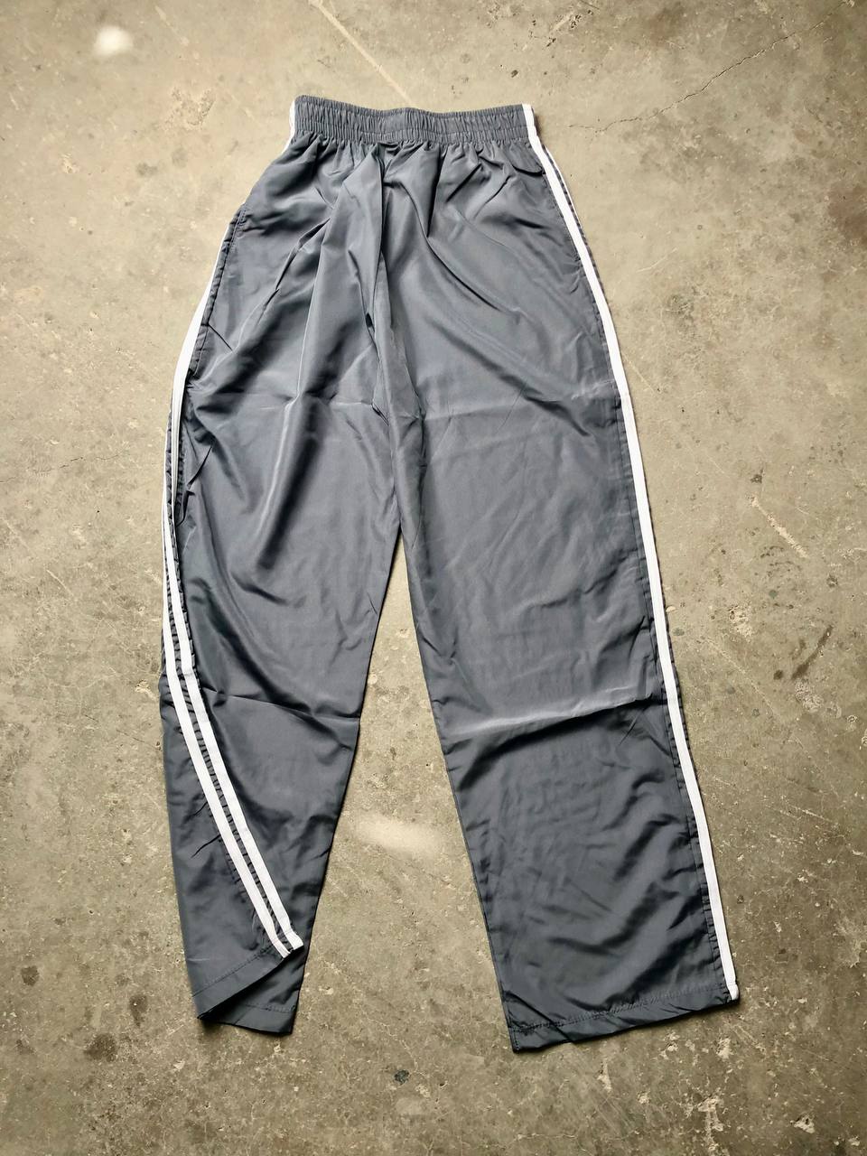 بجامة رياضية رصاصي 2خط ابيض جانبي مطري خفيف قالب طبيعي