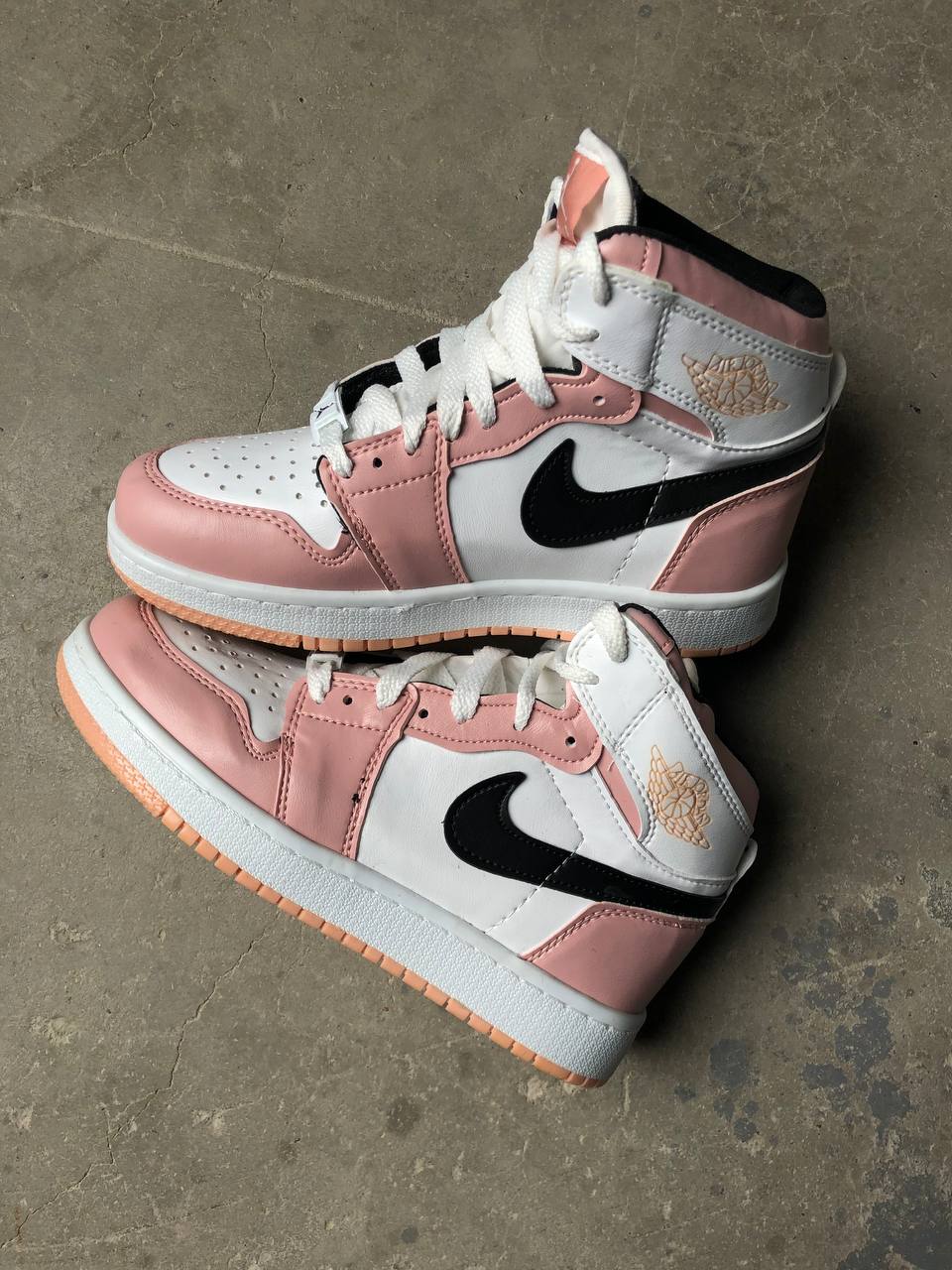 حذاء جوردن نايك ابيض وردي قالب طبيعي