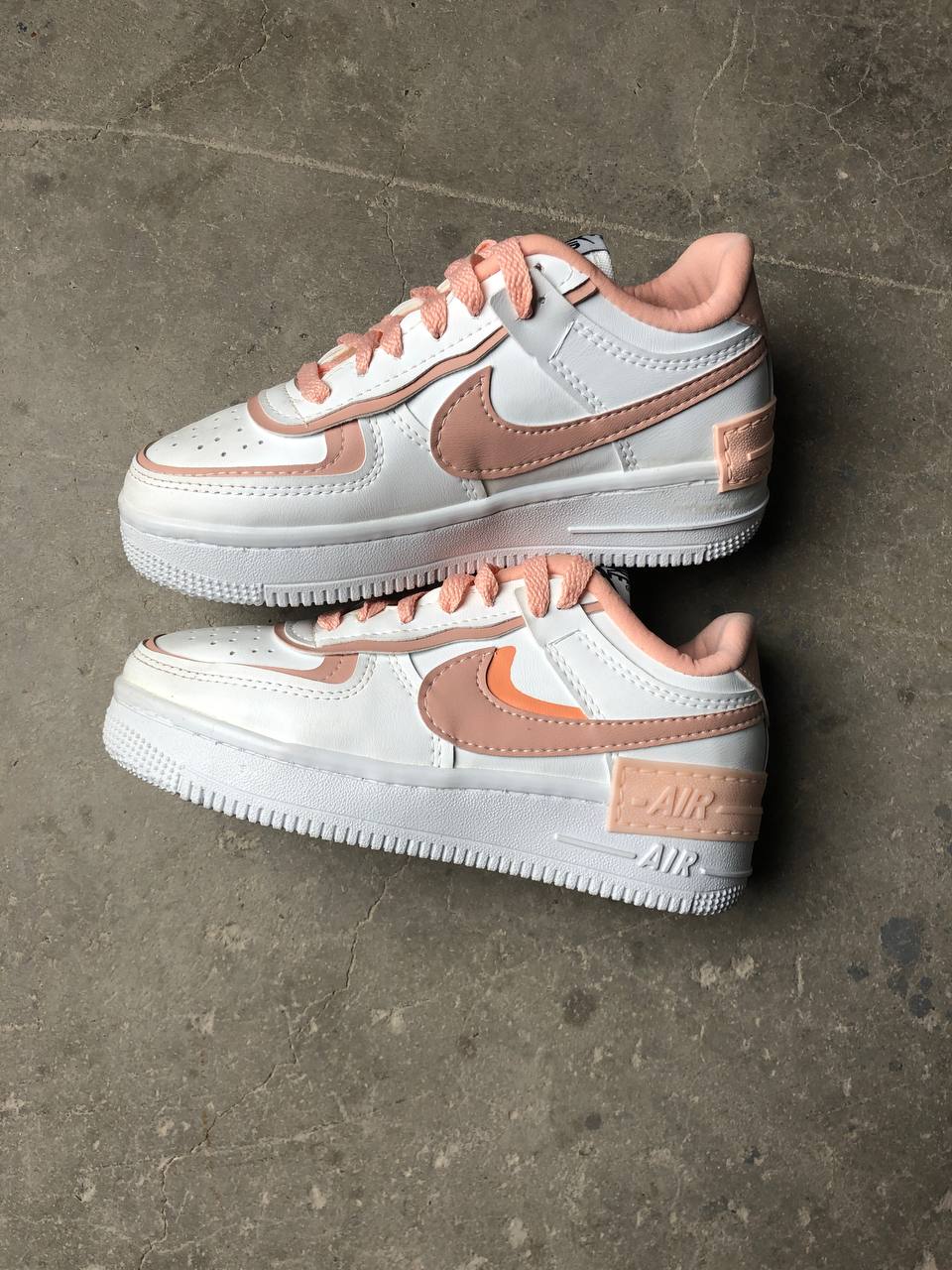 حذاء نايك اير فورس ابيض وردي قالب طبيعي
