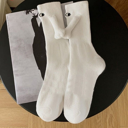 جوارب بيضاء بيدين مغناطيس