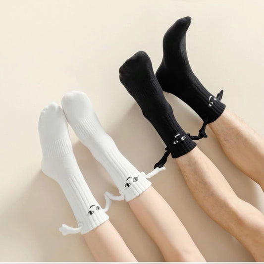 جوارب بيضاء بيدين مغناطيس