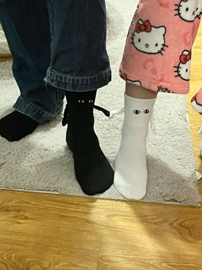 جوارب بيضاء بيدين مغناطيس