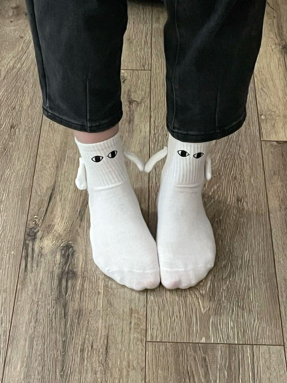 جوارب بيضاء بيدين مغناطيس