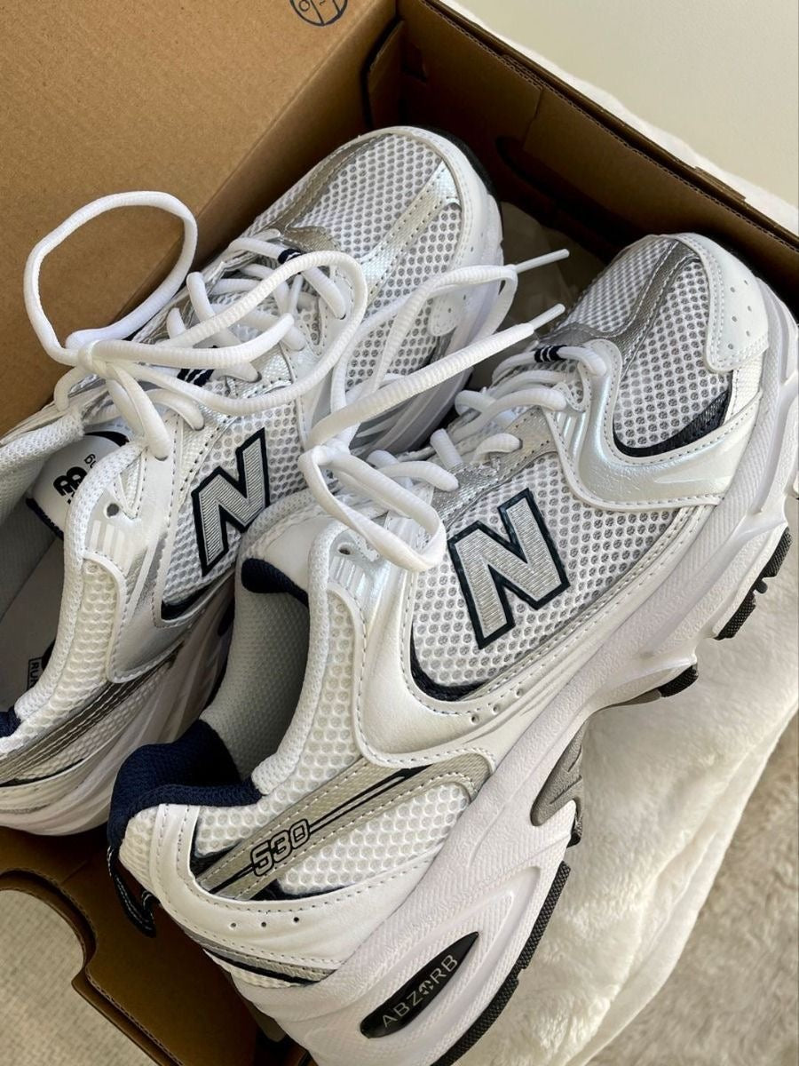 حذاء نيو بلانص رياضي ابيض ونيلي ,قالب طبيعي (القياسات بين 36>44) New Balance 530