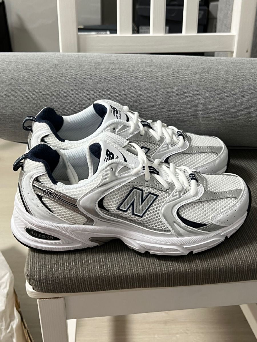 حذاء نيو بلانص رياضي ابيض ونيلي ,قالب طبيعي (القياسات بين 36>44) New Balance 530