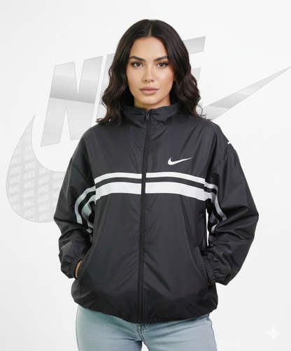 جاكيت مطري نايك بخطوط لون ابيض