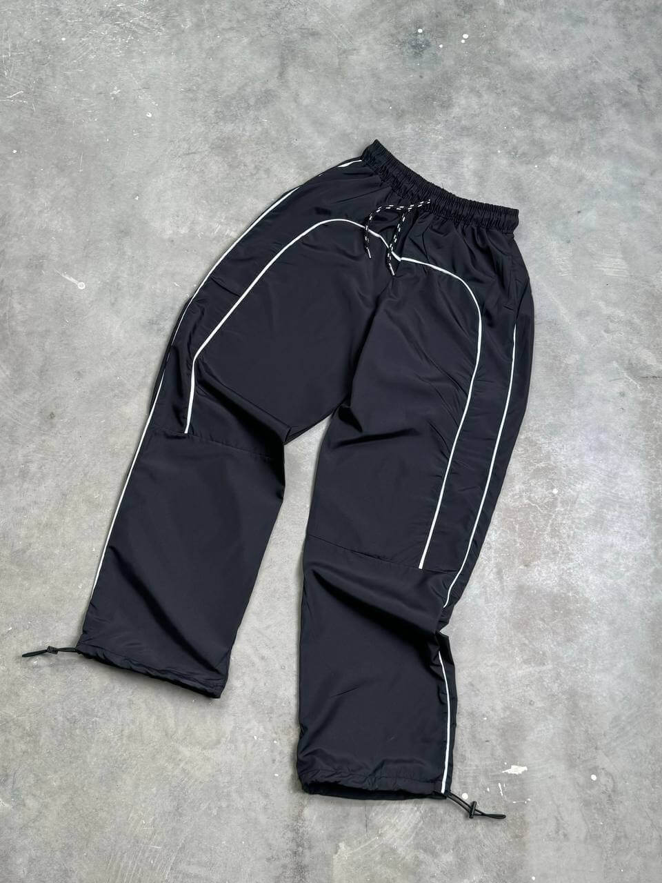 بجامة لاستيكة خط ابيض , قماش مطري ,قالب طبيعي