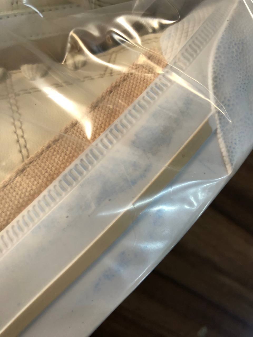 حذاء نايك ابيض معيوب, حبر ازرق اسفل الحذاء