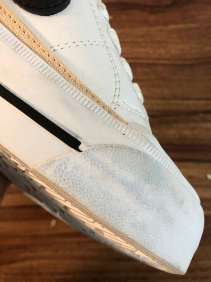 حذاء نايك ابيض معيوب , حبر ازرق اسفل الحذاء