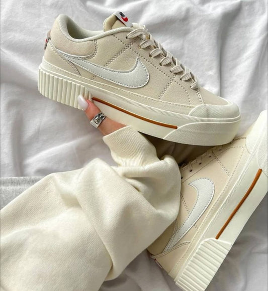 حذاء نايك بيجي وابيض رياضي نسائي ,قالب صغير (القياسات بين 36>40)