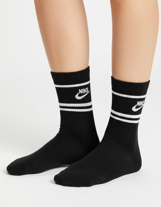 جوارب نايك اسود خط ابيض