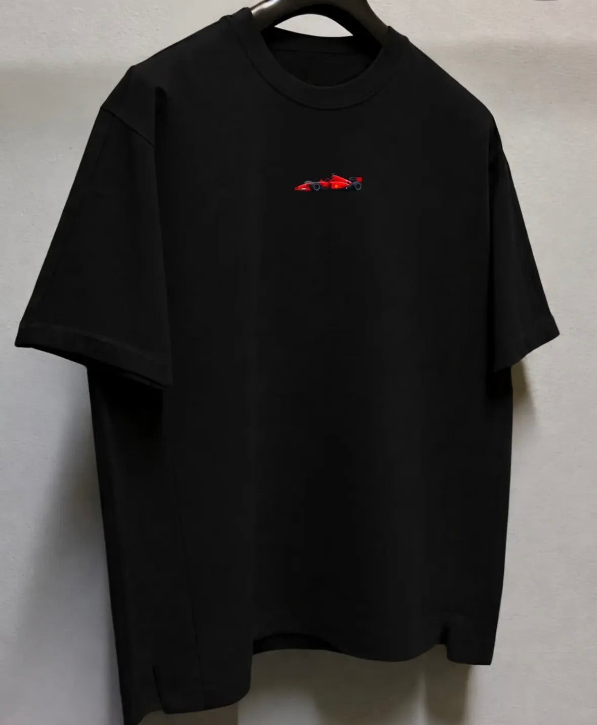 تيشيرت سيارة سباق فيراري لون احمر , قالب طبيعي