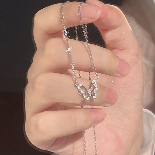 قلادة فراشة زاركون *