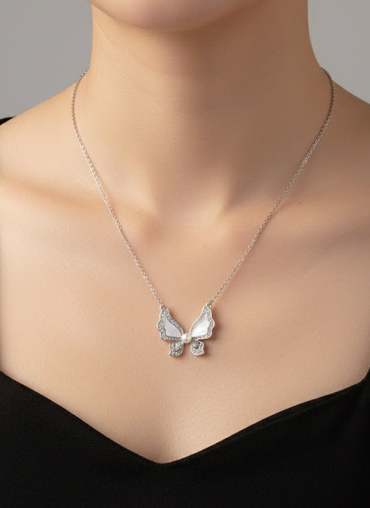 قلادة فراشة بيضاء كريستال ✅