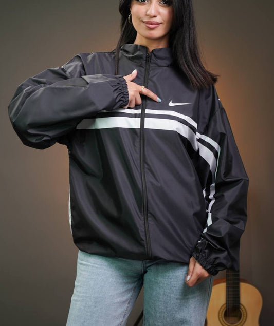 جاكيت مطري نايك بخطوط لون ابيض