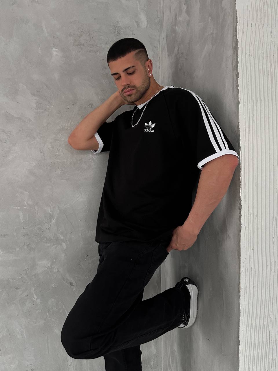 تيشيرت اديداس اسود مخطط ابيض , قالب كبير