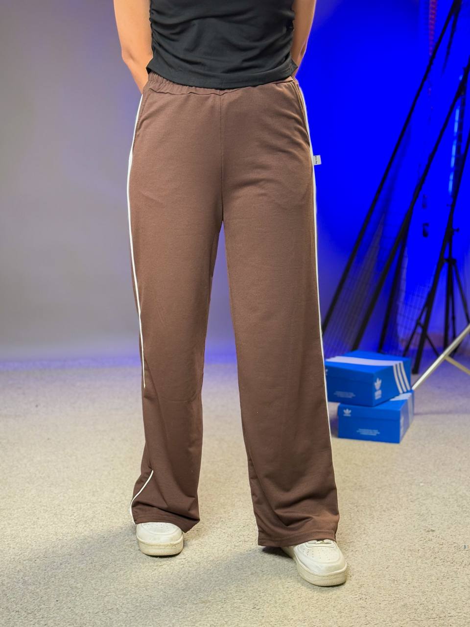 بجامة قهوائي سادة خط جانبي لاستيك من الخصر , قالب طبيعي