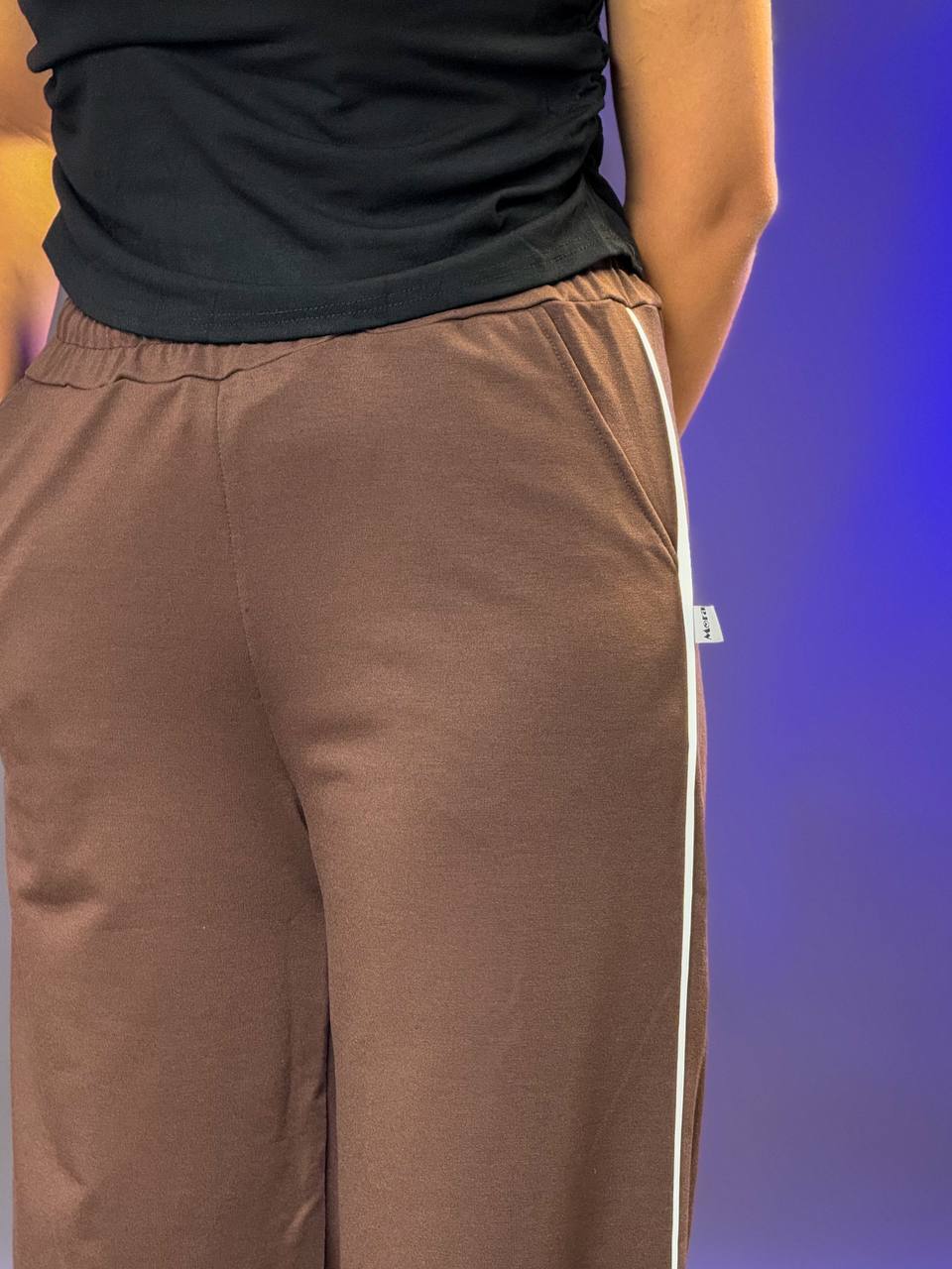 بجامة قهوائي سادة خط جانبي لاستيك من الخصر , قالب طبيعي