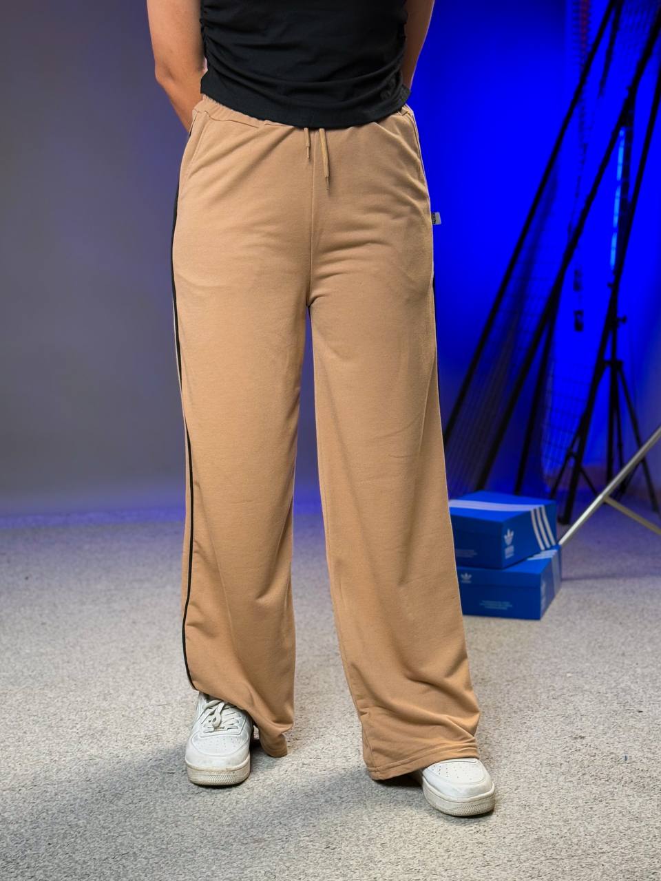 بجامة جوزي سادة خط جانبي لاستيك من الخصر , قالب طبيعي