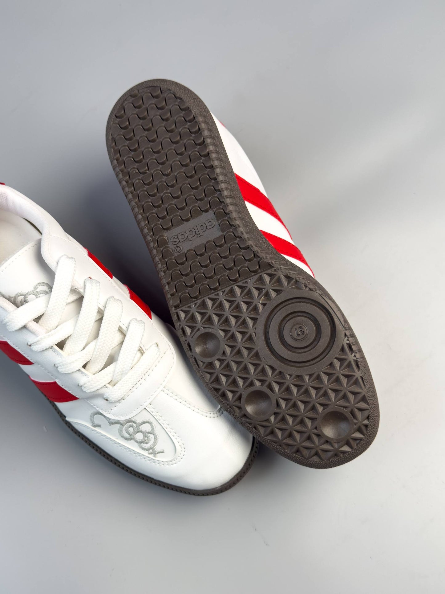 (القياسات بين 36>40) حذاء هيلو كيتي ابيض واحمر ,قالب صغير