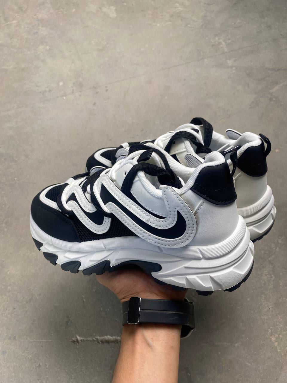 (القياسات بين 37>40) حذاء نسائي اسود وابيض قالب صغير