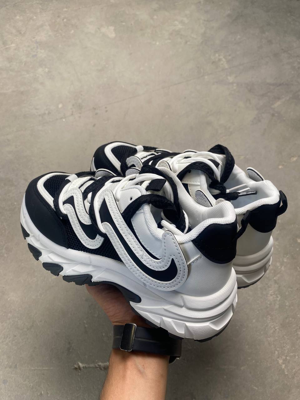 (القياسات بين 37>40) حذاء نسائي اسود وابيض قالب صغير