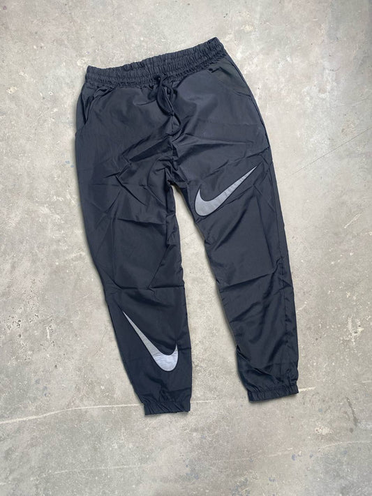 بجامة نايك لون اسود بولستير