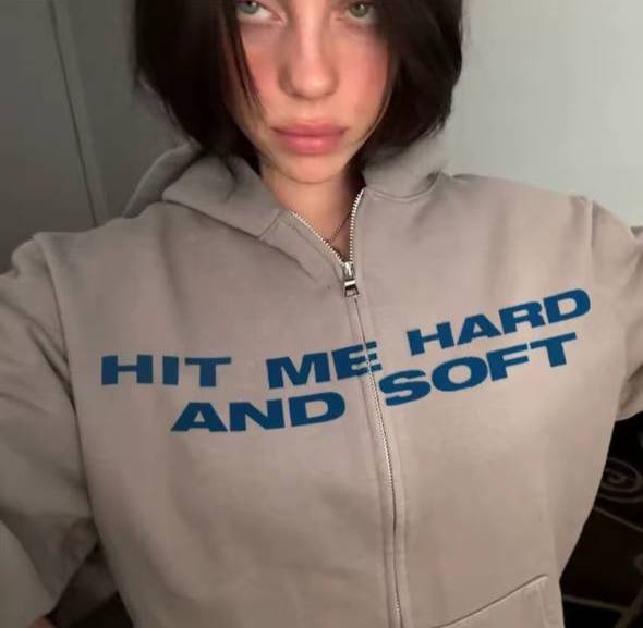 جاكيت بيلي ايلش , اضربني بقوى ولطف