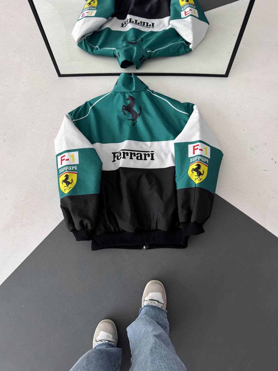 جاكيت فيراري زيتوني وابيض مطري مبطن , قالب كبير