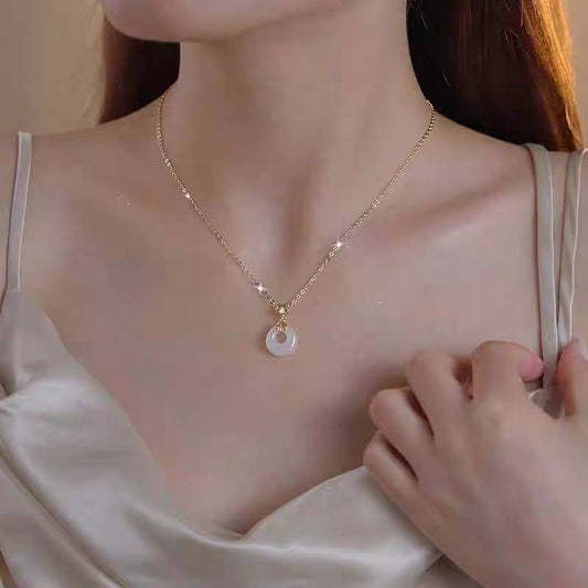 قلادة ذهبية حجر الأوبال *