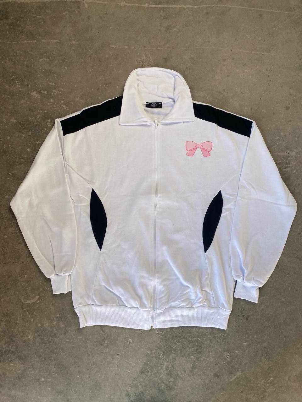 جاكيت باندا فيونكة لون ابيض , قالب كبير